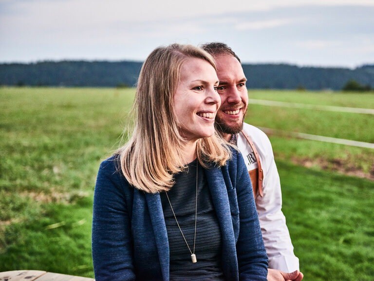 Bereits in zweiter Generation wird das Wanderheim in Zavelstein von Gastgeberfamilie Berlin geführt Franz Berlin und seine Schweister Elisabeth Röber-Berlin stehen gemeinsam auf einer Wiese und schauen in die Ferne.